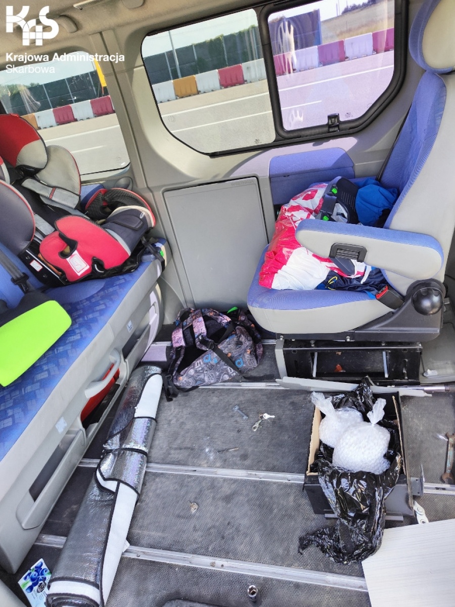 Zdjęcie w galerii na portalu naszwodzislaw.com: Tabletki z pseudoefedryną ukryte pod siedzeniem wiadomości z regionu