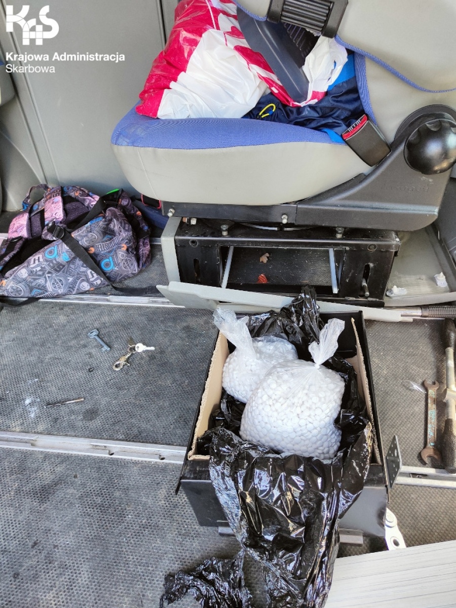 Zdjęcie w galerii na portalu naszwodzislaw.com: Tabletki z pseudoefedryną ukryte pod siedzeniem wiadomości z regionu