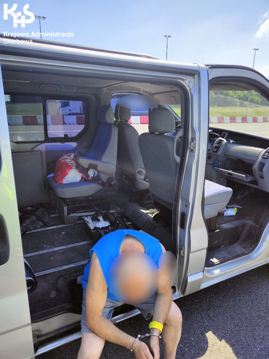 Zdjęcie w galerii na portalu naszwodzislaw.com: Tabletki z pseudoefedryną ukryte pod siedzeniem wiadomości z regionu