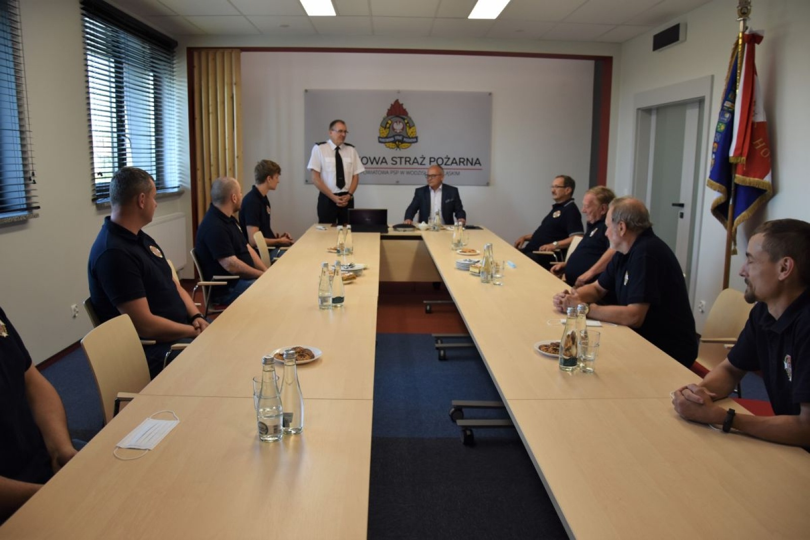 Zdjęcie w galerii na portalu naszwodzislaw.com: Starosta z gratulacjami u strażaków wiadomości z regionu