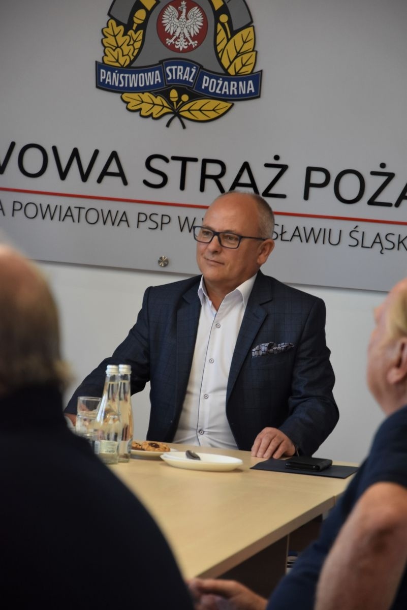 Zdjęcie w galerii na portalu naszwodzislaw.com: Starosta z gratulacjami u strażaków wiadomości z regionu