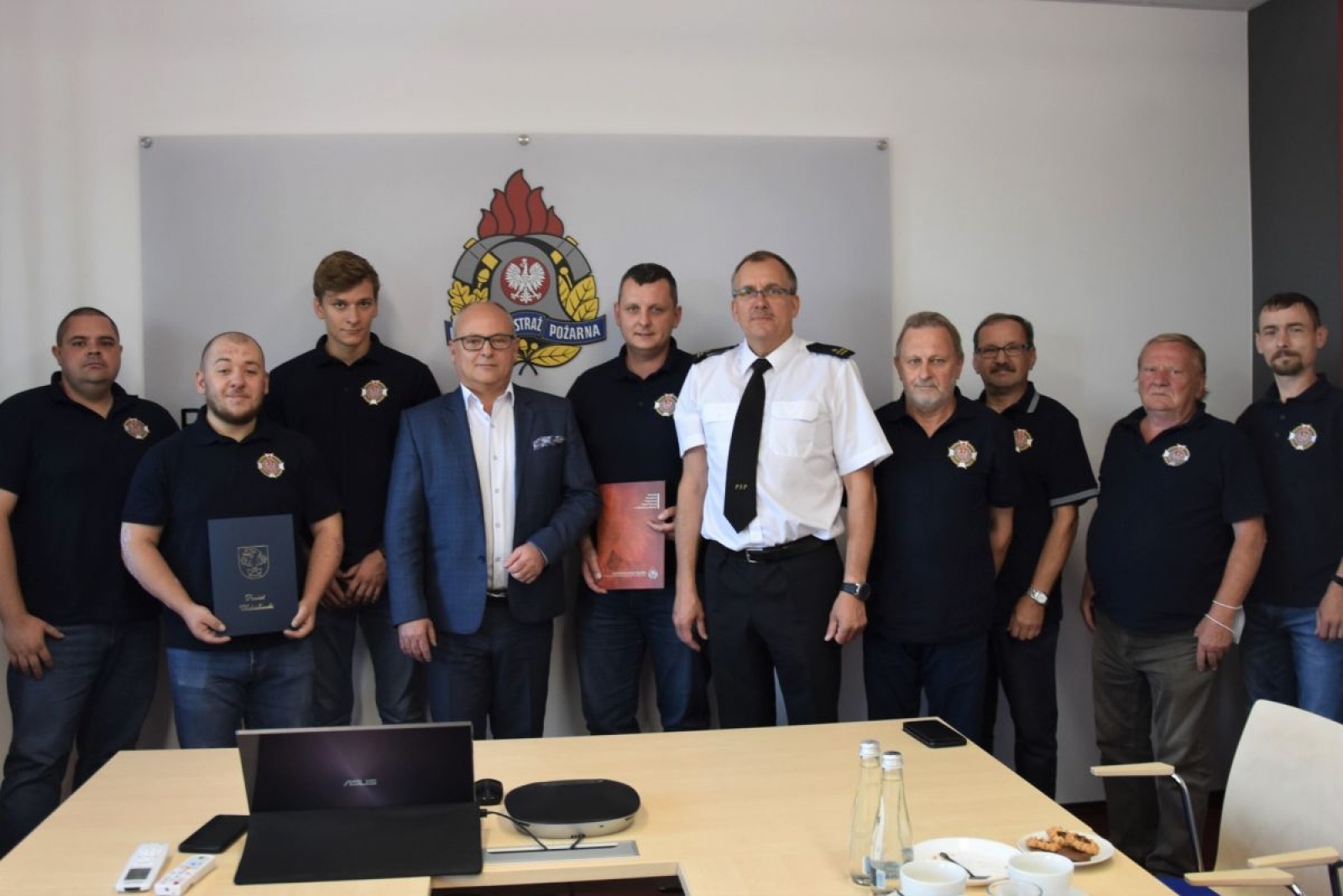 Zdjęcie w galerii na portalu naszwodzislaw.com: Starosta z gratulacjami u strażaków wiadomości z regionu