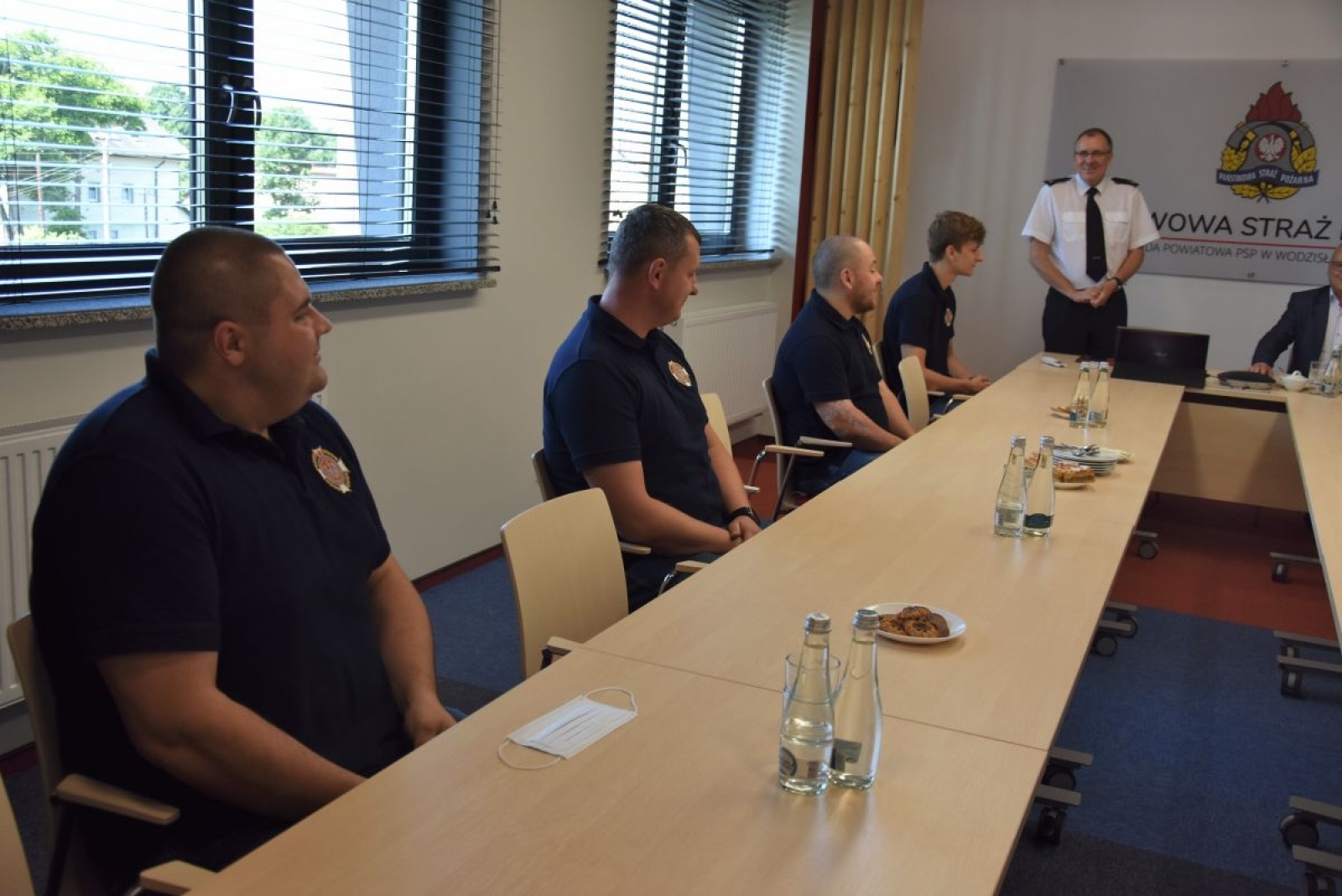 Zdjęcie w galerii na portalu naszwodzislaw.com: Starosta z gratulacjami u strażaków wiadomości z regionu