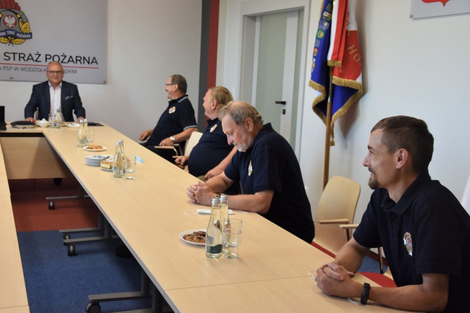 Zdjęcie w galerii na portalu naszwodzislaw.com: Starosta z gratulacjami u strażaków wiadomości z regionu