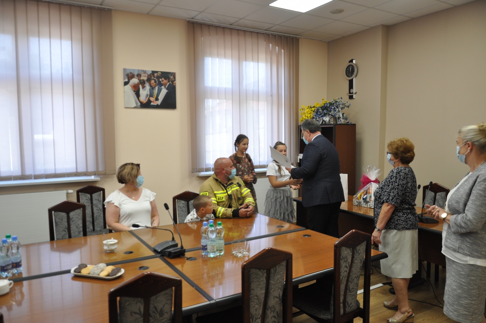 Zdjęcie w galerii na portalu naszwodzislaw.com: Burmistrz Pszowa spotkał się z młodymi bohaterkami wiadomości z regionu