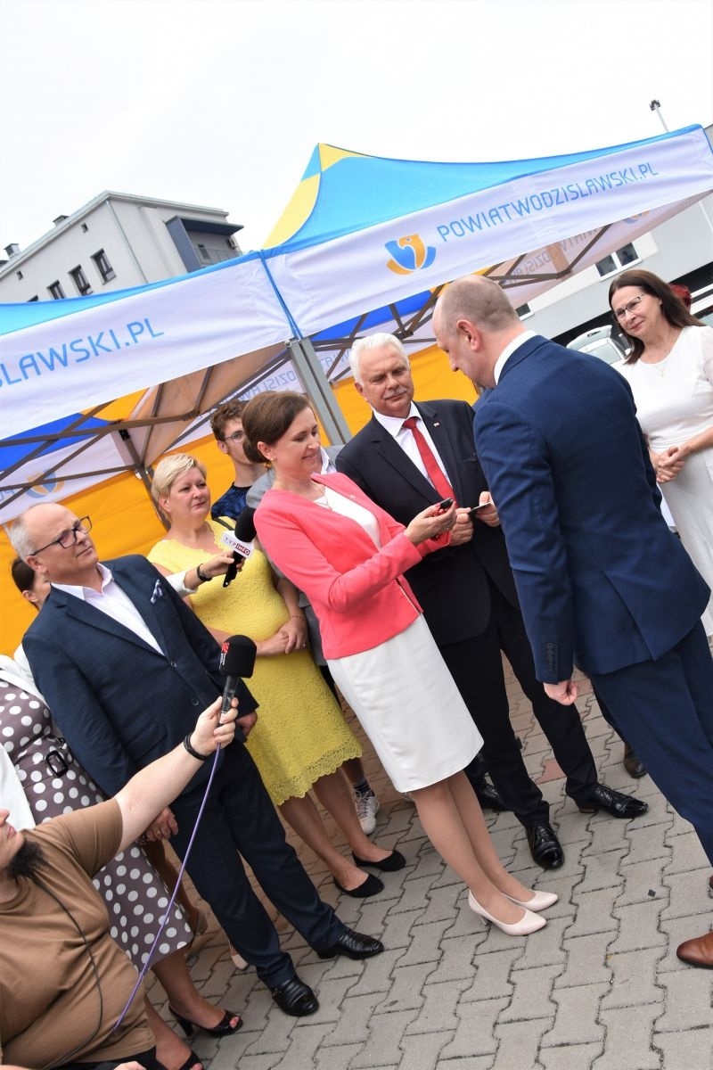 Zdjęcie w galerii na portalu naszwodzislaw.com: Wiceminister zdrowia odwiedził Powiat Wodzisławski wiadomości z regionu