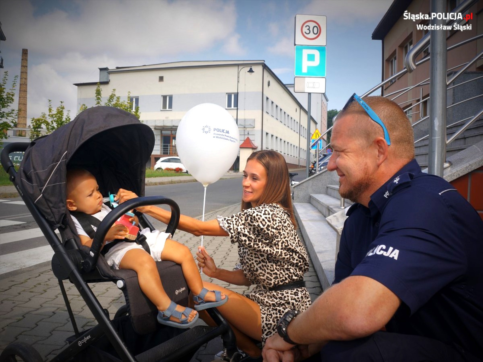 Zdjęcie w galerii na portalu naszwodzislaw.com: Policja dzieciom i lato w mieście z wodzisławskimi policjantami wiadomości z regionu