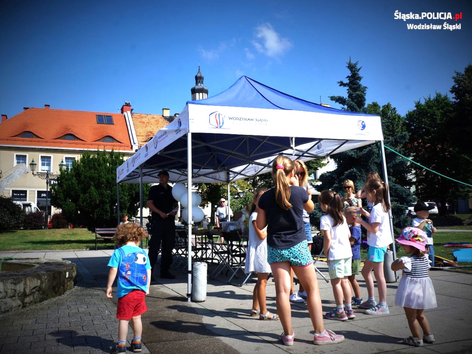 Zdjęcie w galerii na portalu naszwodzislaw.com: Policja dzieciom i lato w mieście z wodzisławskimi policjantami wiadomości z regionu