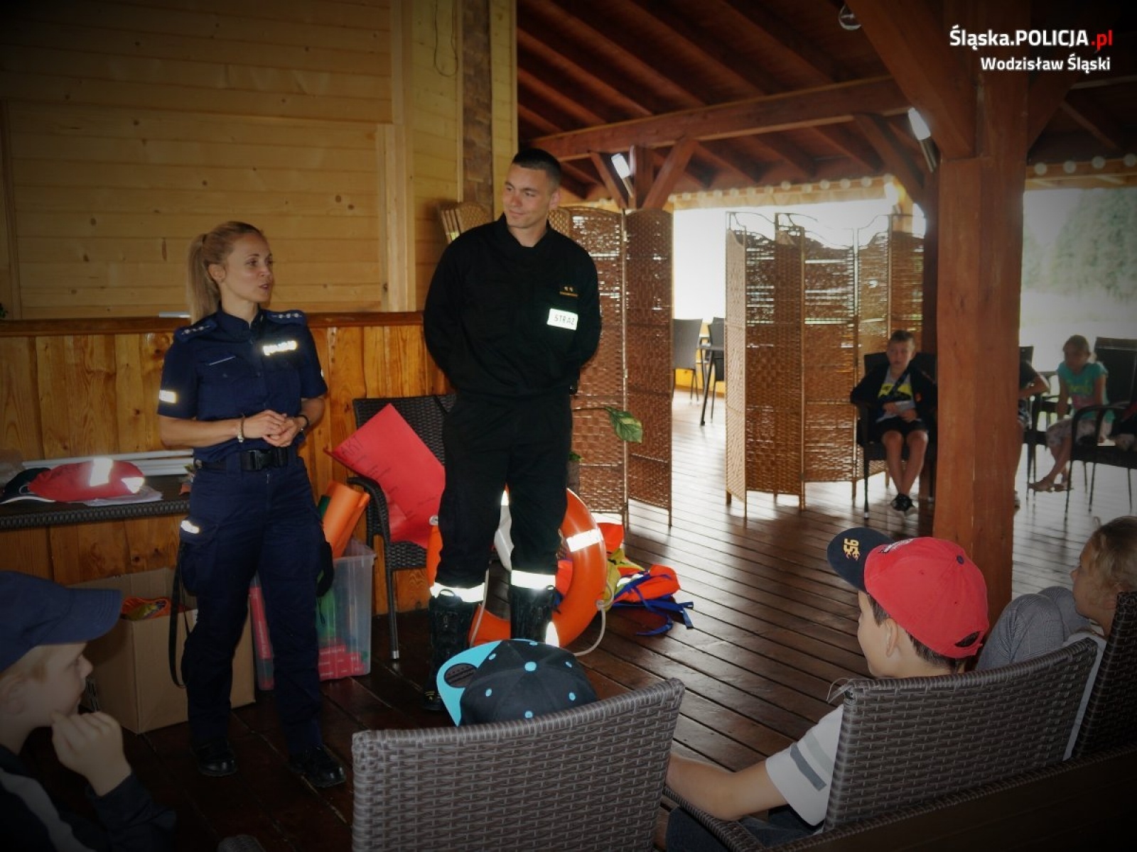 Zdjęcie w galerii na portalu naszwodzislaw.com: Wodzisławscy policjanci i strażacy opowiadali o bezpieczeństwie nad wodą wiadomości z regionu