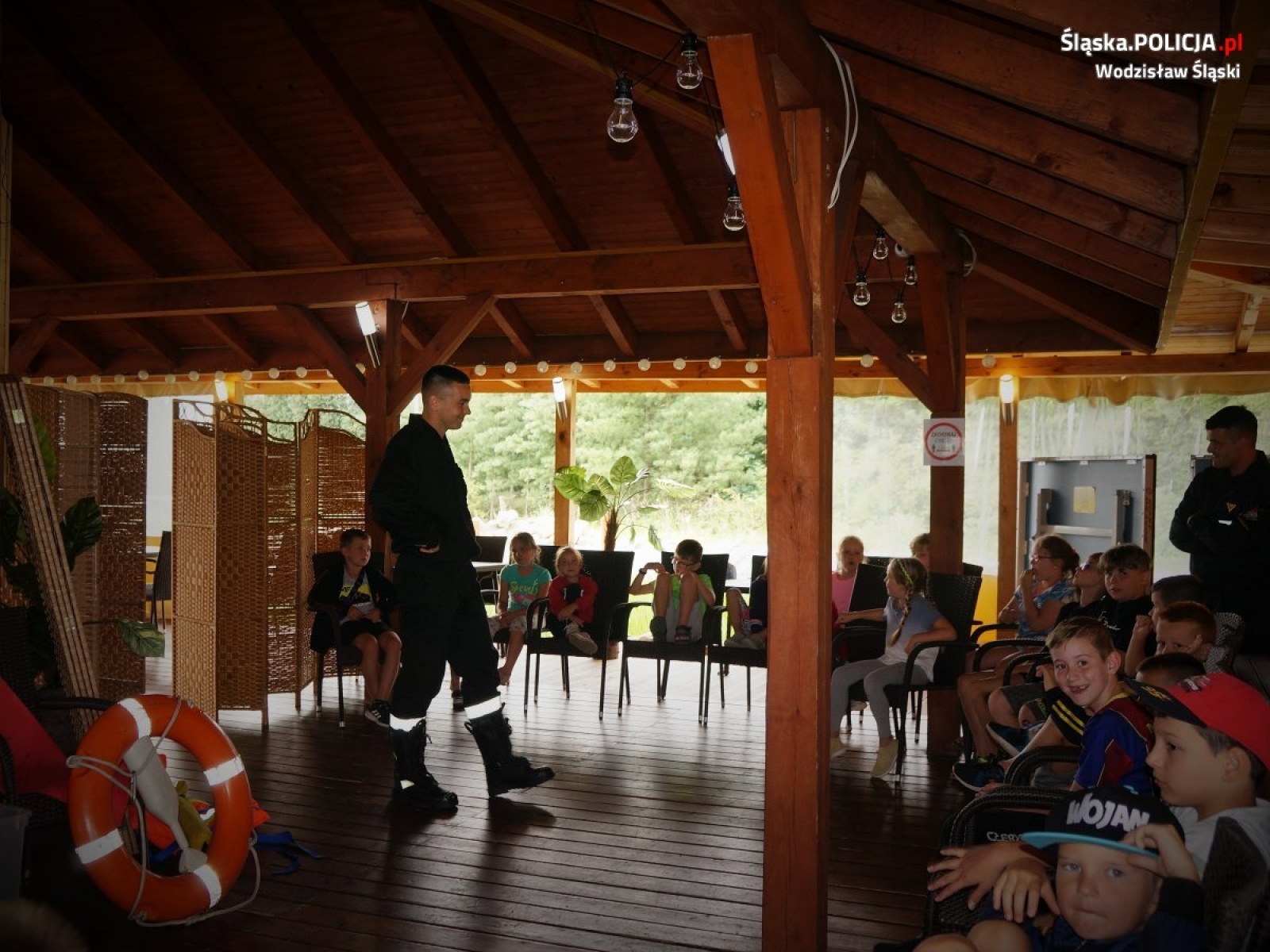 Zdjęcie w galerii na portalu naszwodzislaw.com: Wodzisławscy policjanci i strażacy opowiadali o bezpieczeństwie nad wodą wiadomości z regionu