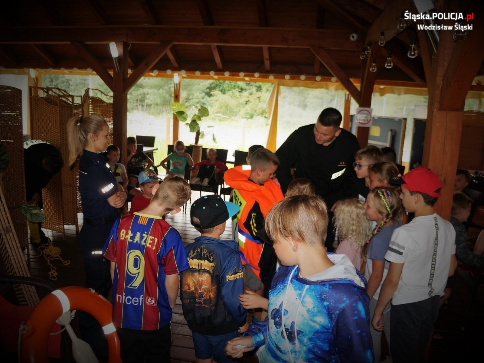 Zdjęcie w galerii na portalu naszwodzislaw.com: Wodzisławscy policjanci i strażacy opowiadali o bezpieczeństwie nad wodą wiadomości z regionu