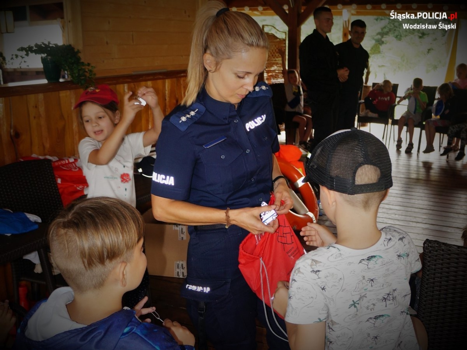 Zdjęcie w galerii na portalu naszwodzislaw.com: Wodzisławscy policjanci i strażacy opowiadali o bezpieczeństwie nad wodą wiadomości z regionu