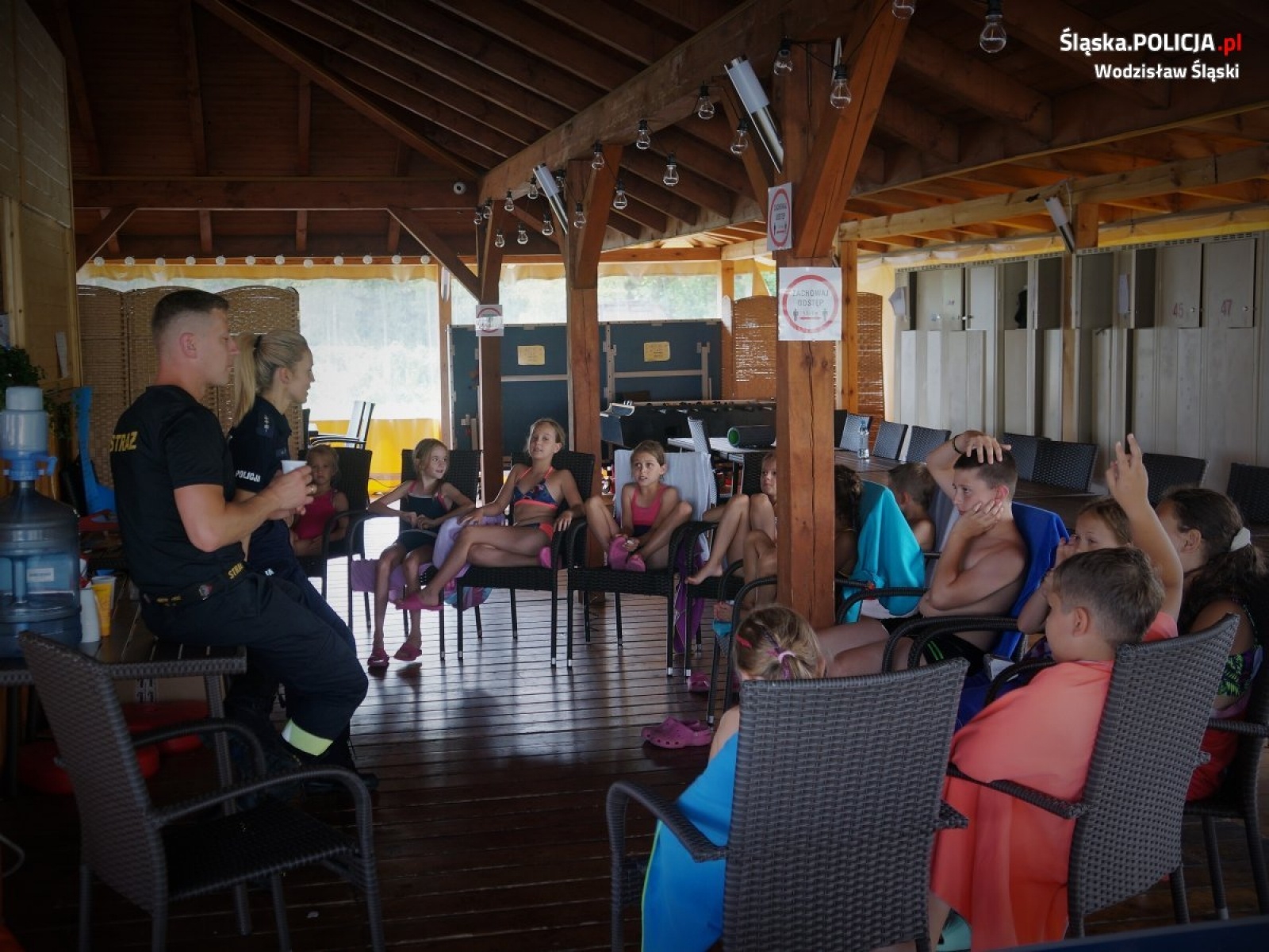Zdjęcie w galerii na portalu naszwodzislaw.com: Wodzisławscy policjanci i strażacy opowiadali o bezpieczeństwie nad wodą wiadomości z regionu