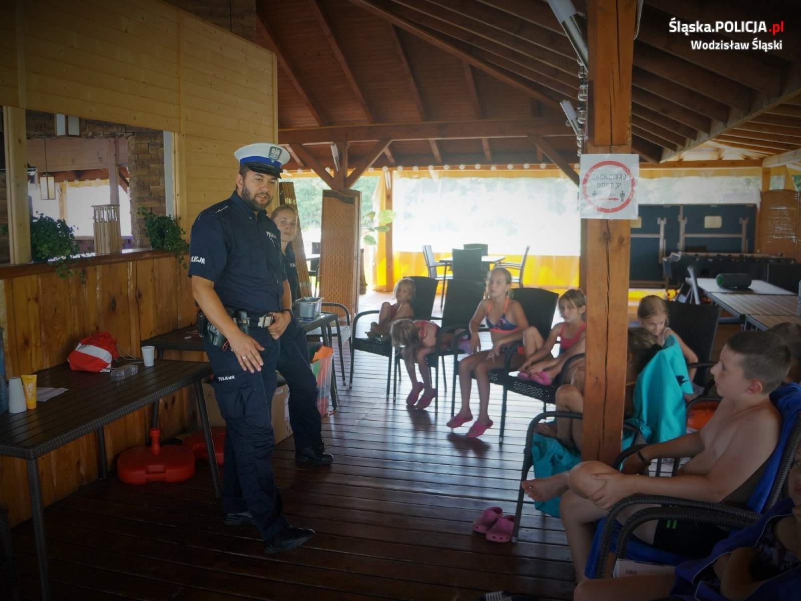 Zdjęcie w galerii na portalu naszwodzislaw.com: Wodzisławscy policjanci i strażacy opowiadali o bezpieczeństwie nad wodą wiadomości z regionu