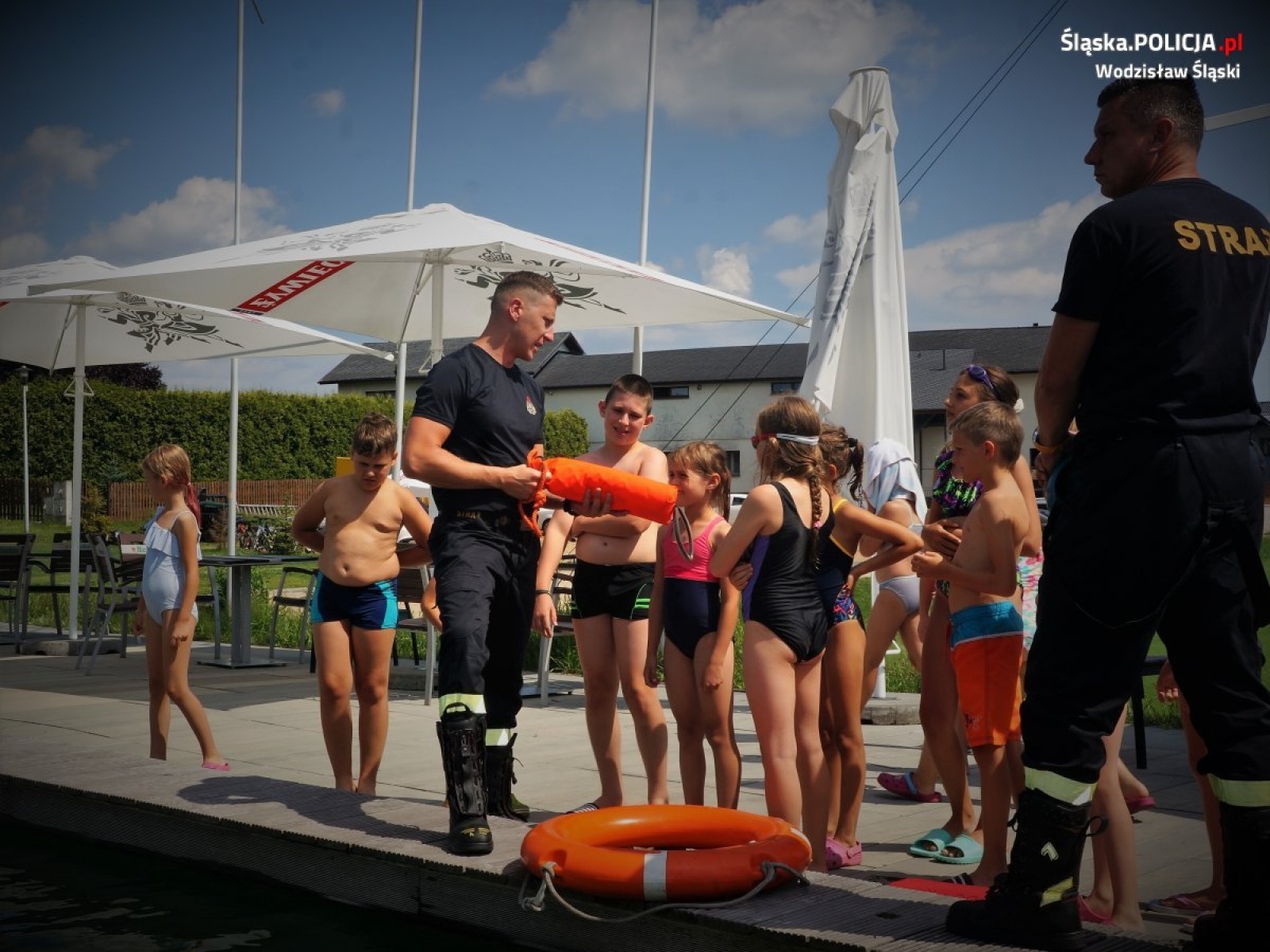 Zdjęcie w galerii na portalu naszwodzislaw.com: Wodzisławscy policjanci i strażacy opowiadali o bezpieczeństwie nad wodą wiadomości z regionu