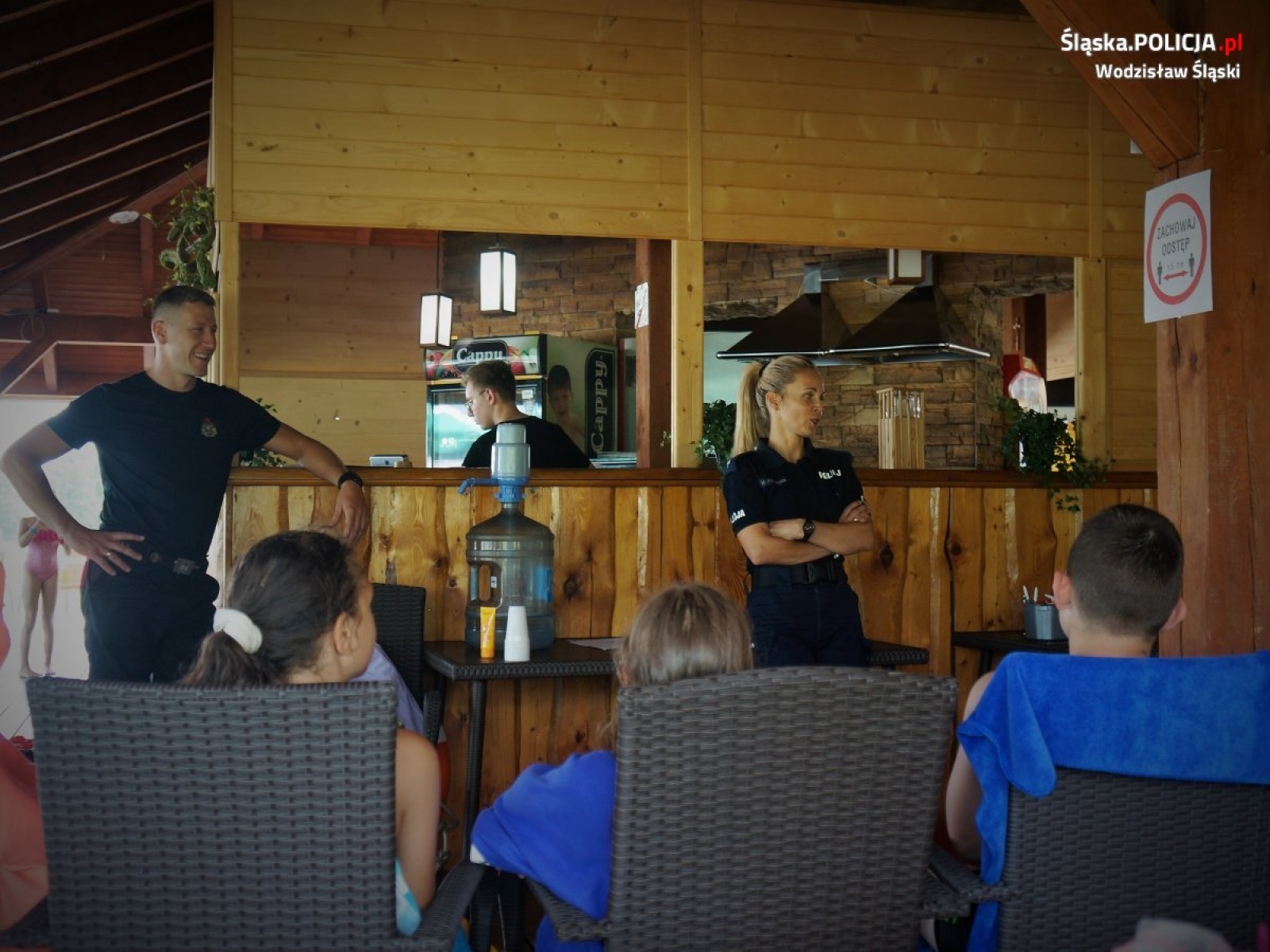 Zdjęcie w galerii na portalu naszwodzislaw.com: Wodzisławscy policjanci i strażacy opowiadali o bezpieczeństwie nad wodą wiadomości z regionu