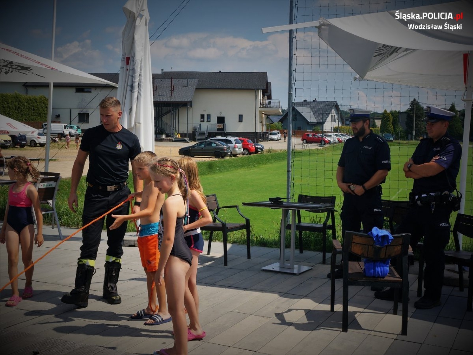 Zdjęcie w galerii na portalu naszwodzislaw.com: Wodzisławscy policjanci i strażacy opowiadali o bezpieczeństwie nad wodą wiadomości z regionu