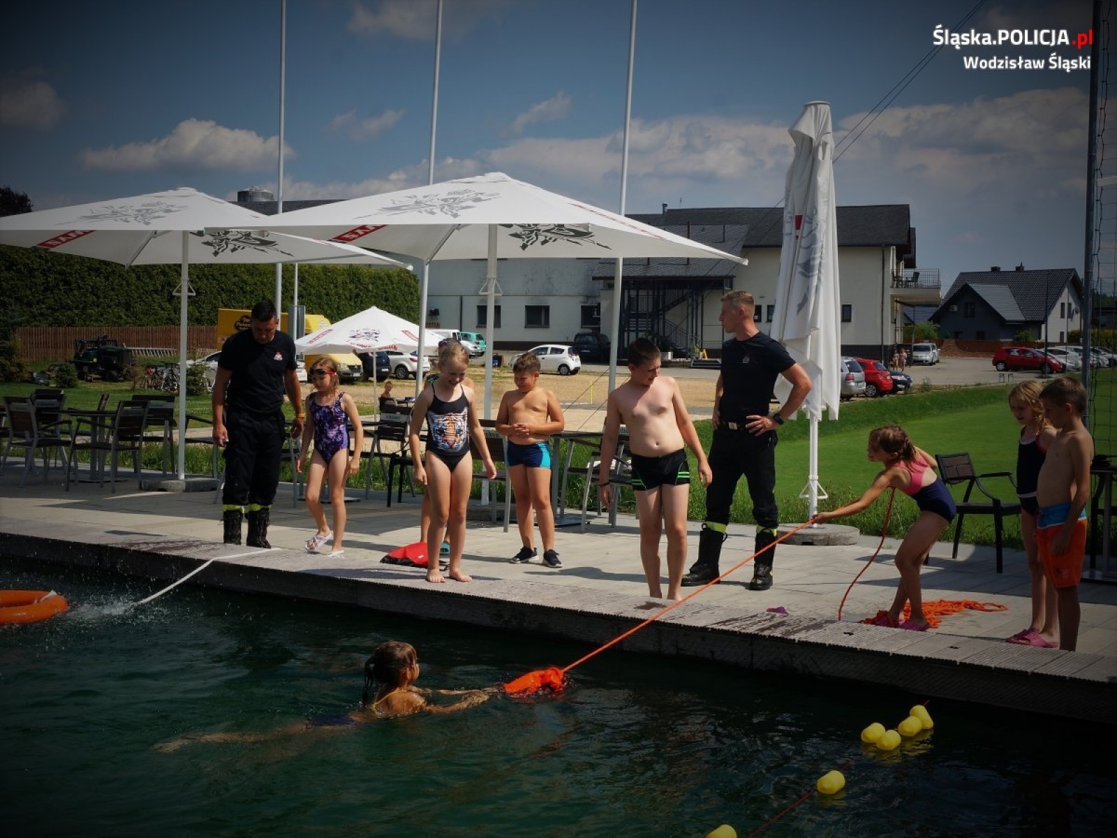 Zdjęcie w galerii na portalu naszwodzislaw.com: Wodzisławscy policjanci i strażacy opowiadali o bezpieczeństwie nad wodą wiadomości z regionu