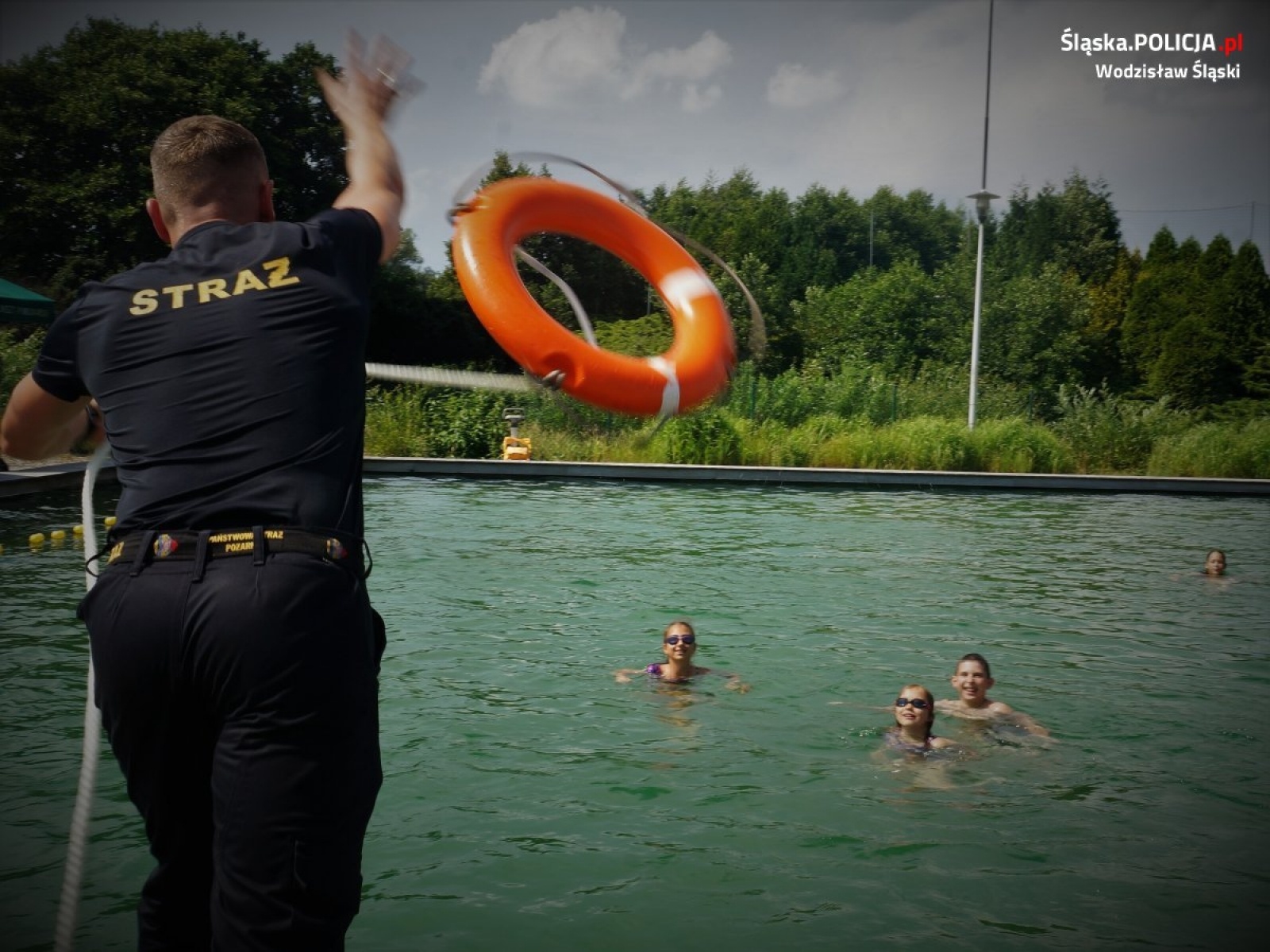 Zdjęcie w galerii na portalu naszwodzislaw.com: Wodzisławscy policjanci i strażacy opowiadali o bezpieczeństwie nad wodą wiadomości z regionu