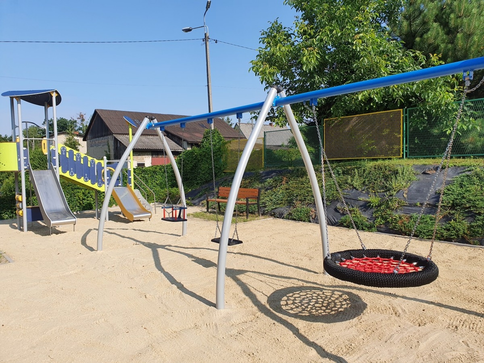 Zdjęcie w galerii na portalu naszwodzislaw.com: Place zabaw oddane do użytku wiadomości z regionu