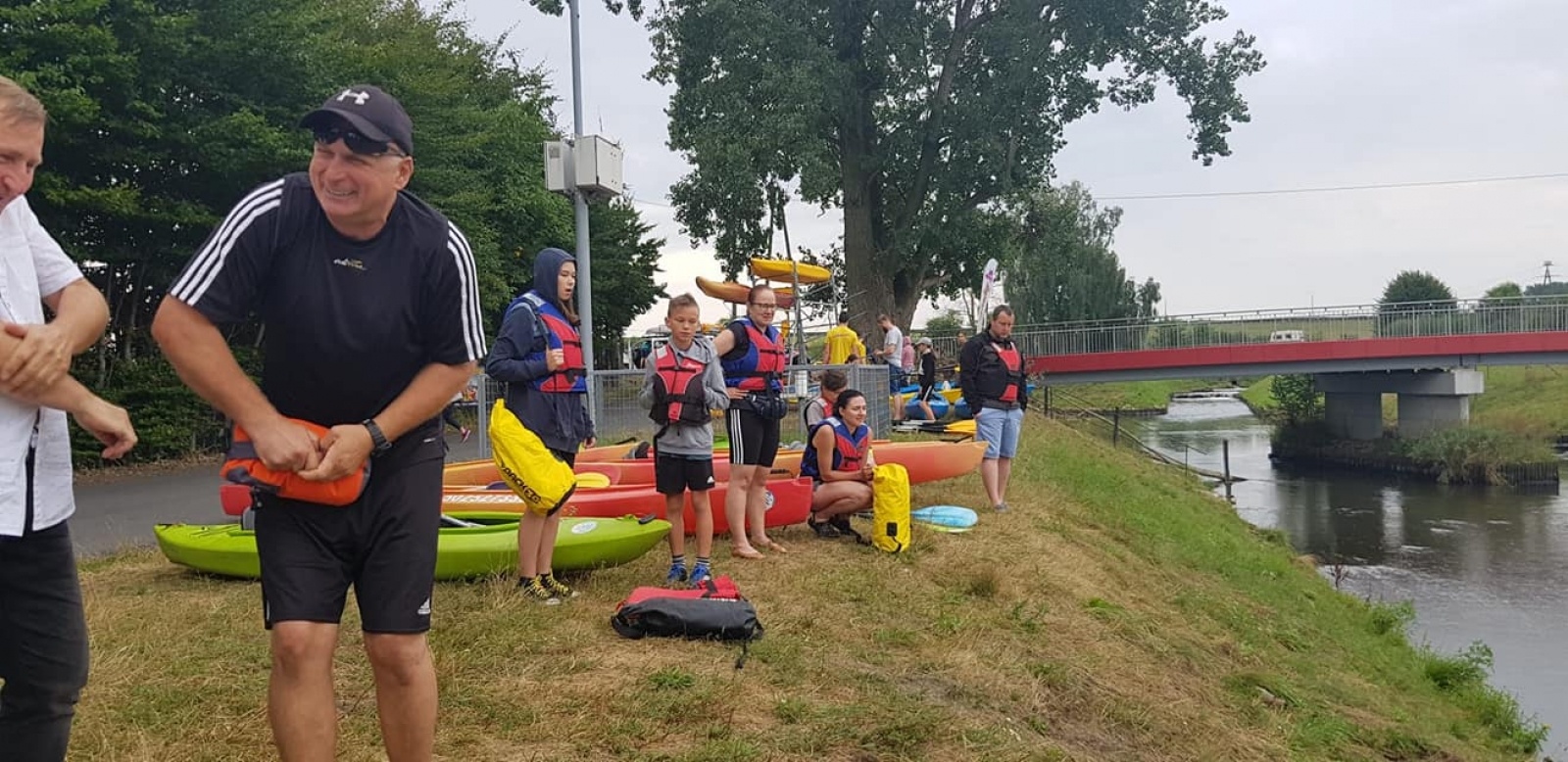 Zdjęcie w galerii na portalu naszwodzislaw.com: Zarażamy radością. Spływy kajakowe z Gminnym Ośrodkiem Sportu w Mszanie wiadomości z regionu