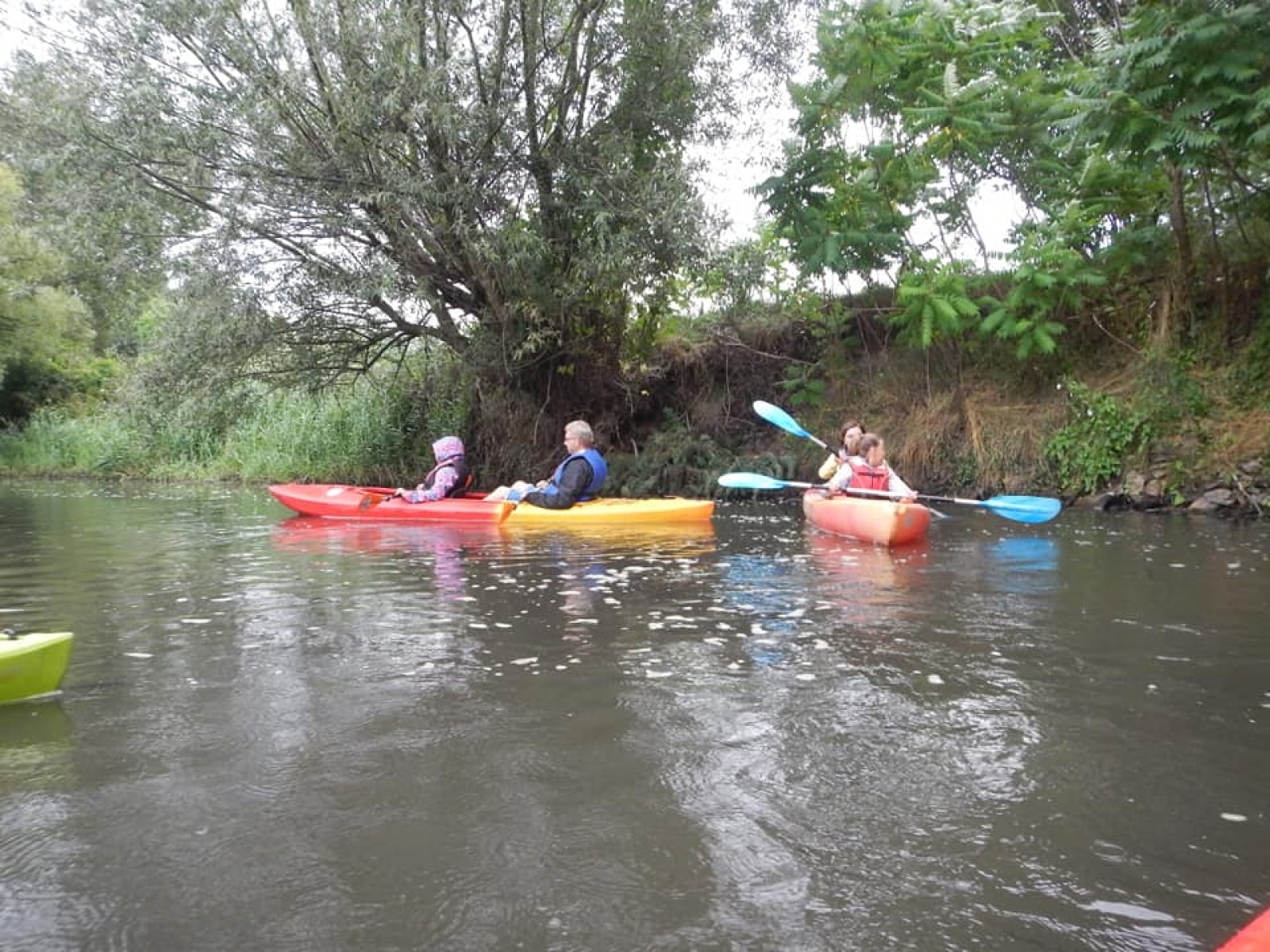 Zdjęcie w galerii na portalu naszwodzislaw.com: Zarażamy radością. Spływy kajakowe z Gminnym Ośrodkiem Sportu w Mszanie wiadomości z regionu