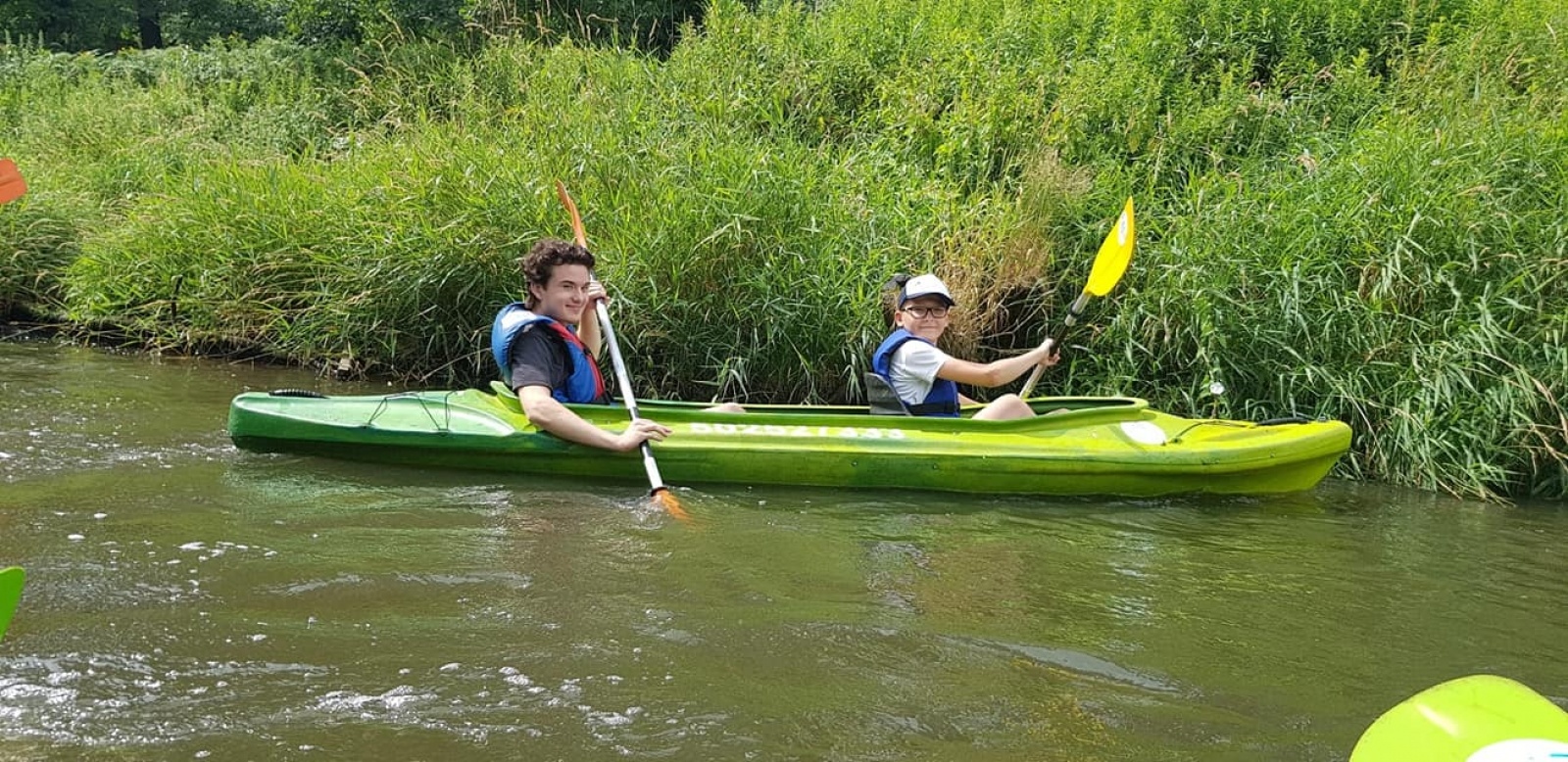 Zdjęcie w galerii na portalu naszwodzislaw.com: Zarażamy radością. Spływy kajakowe z Gminnym Ośrodkiem Sportu w Mszanie wiadomości z regionu