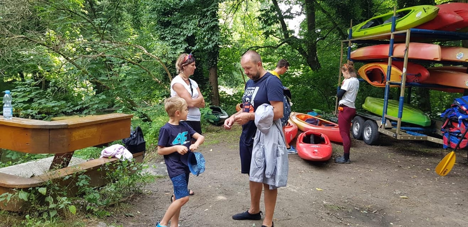 Zdjęcie w galerii na portalu naszwodzislaw.com: Zarażamy radością. Spływy kajakowe z Gminnym Ośrodkiem Sportu w Mszanie wiadomości z regionu