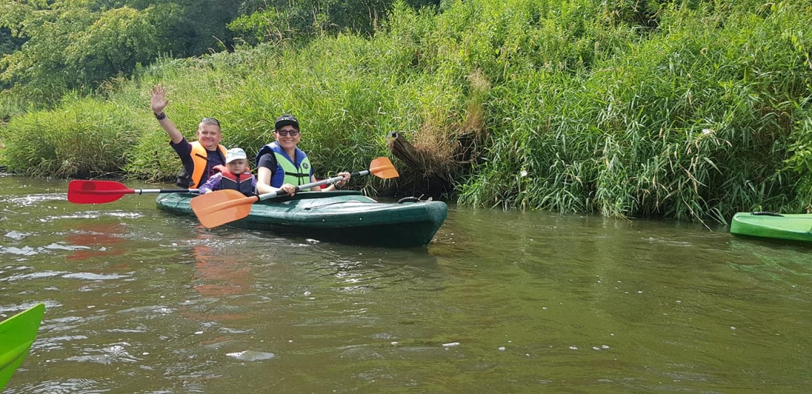 Zdjęcie w galerii na portalu naszwodzislaw.com: Zarażamy radością. Spływy kajakowe z Gminnym Ośrodkiem Sportu w Mszanie wiadomości z regionu
