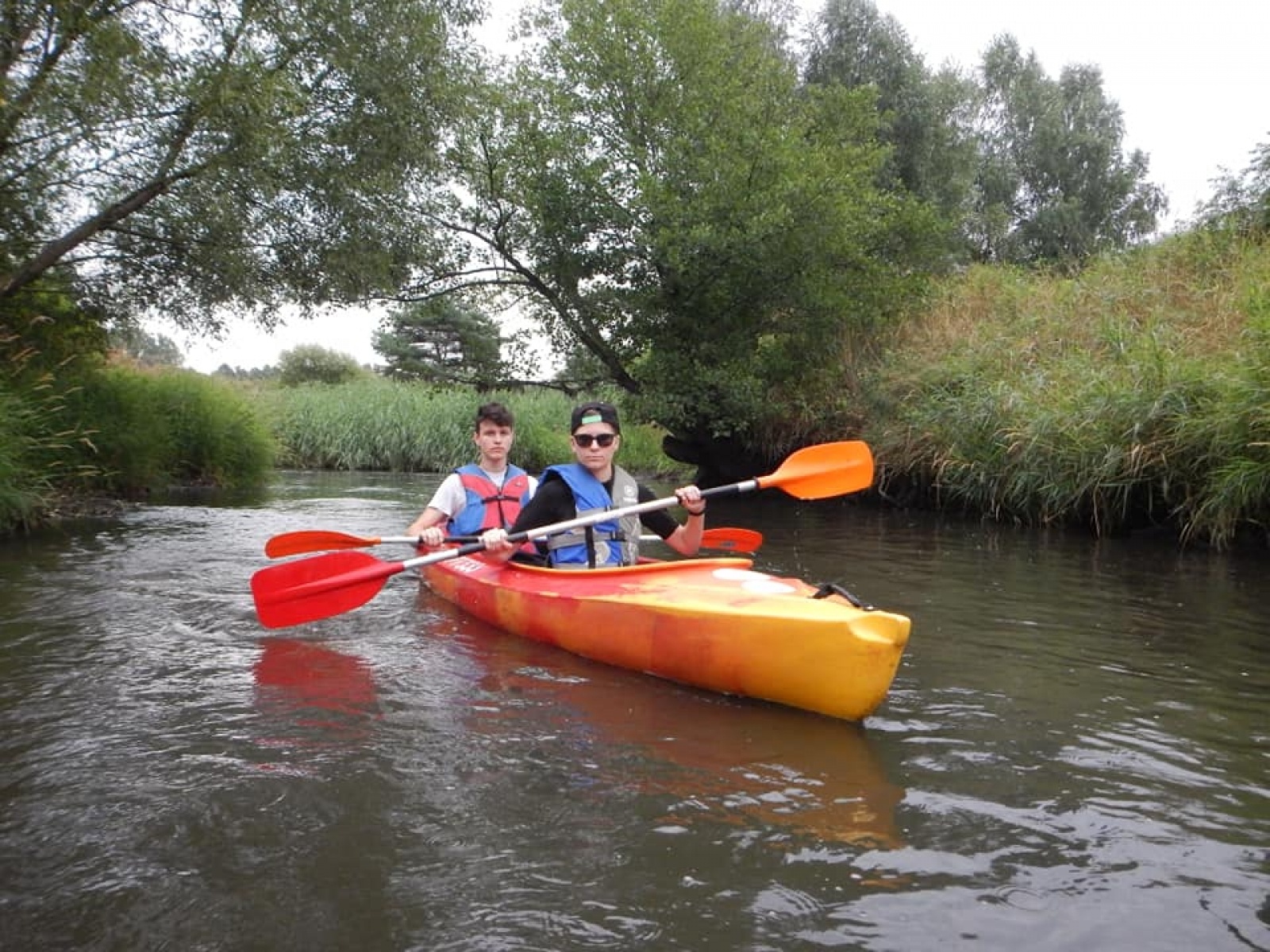Zdjęcie w galerii na portalu naszwodzislaw.com: Zarażamy radością. Spływy kajakowe z Gminnym Ośrodkiem Sportu w Mszanie wiadomości z regionu