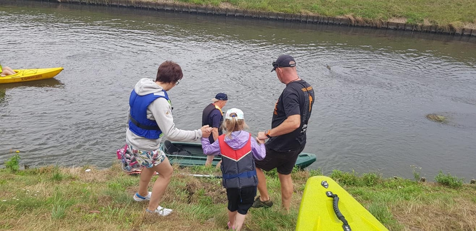 Zdjęcie w galerii na portalu naszwodzislaw.com: Zarażamy radością. Spływy kajakowe z Gminnym Ośrodkiem Sportu w Mszanie wiadomości z regionu