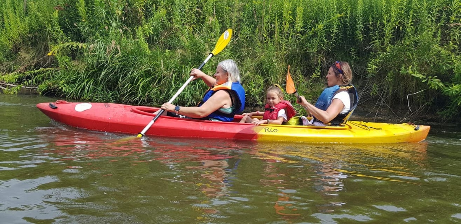 Zdjęcie w galerii na portalu naszwodzislaw.com: Zarażamy radością. Spływy kajakowe z Gminnym Ośrodkiem Sportu w Mszanie wiadomości z regionu