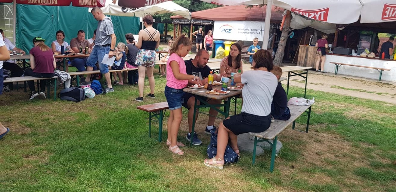 Zdjęcie w galerii na portalu naszwodzislaw.com: Zarażamy radością. Spływy kajakowe z Gminnym Ośrodkiem Sportu w Mszanie wiadomości z regionu