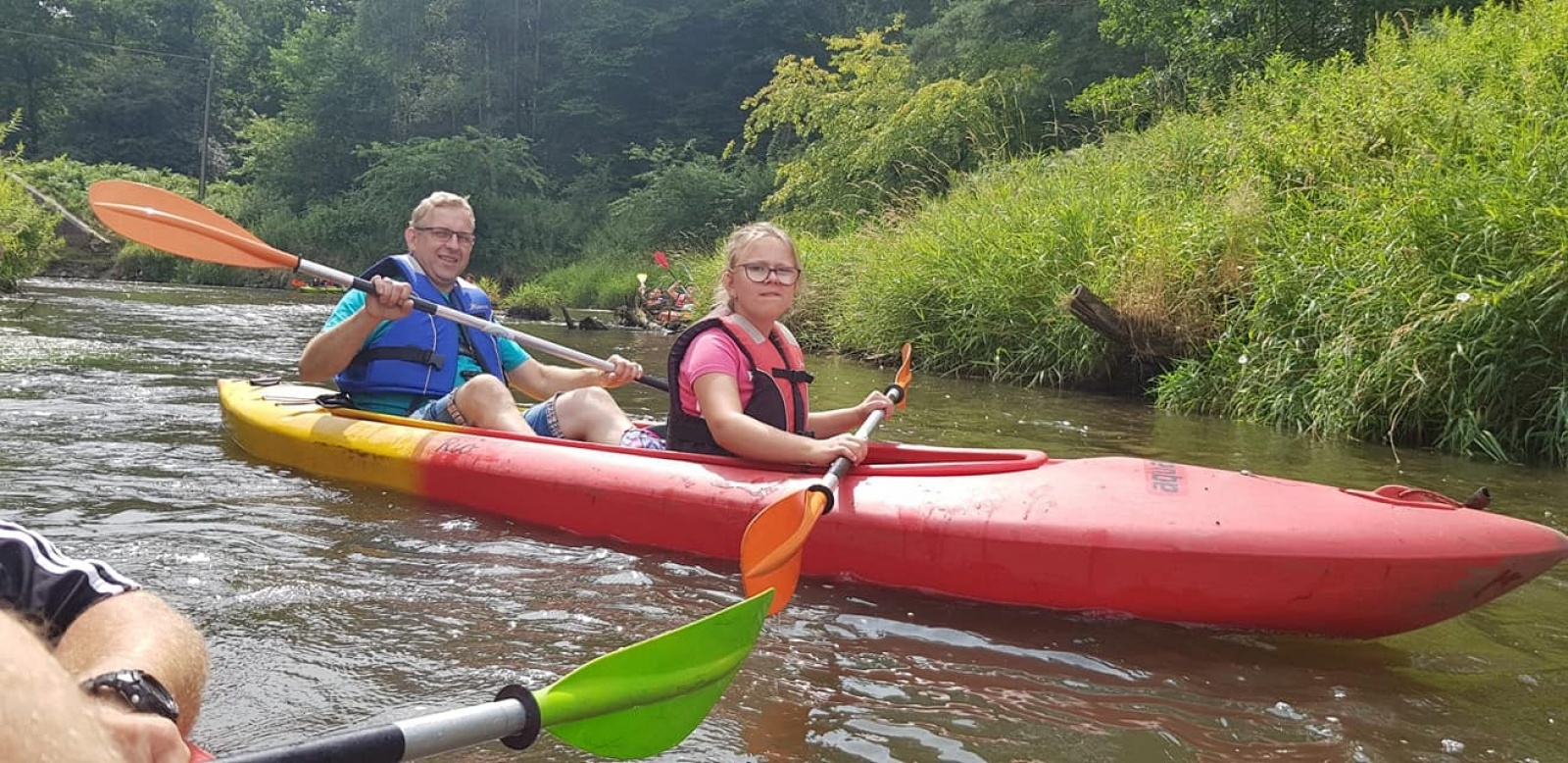 Zdjęcie w galerii na portalu naszwodzislaw.com: Zarażamy radością. Spływy kajakowe z Gminnym Ośrodkiem Sportu w Mszanie wiadomości z regionu