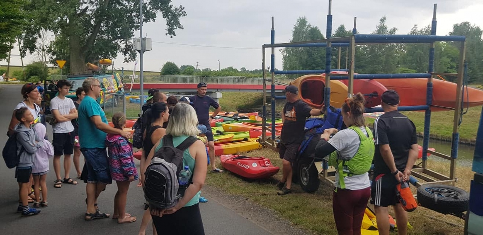 Zdjęcie w galerii na portalu naszwodzislaw.com: Zarażamy radością. Spływy kajakowe z Gminnym Ośrodkiem Sportu w Mszanie wiadomości z regionu