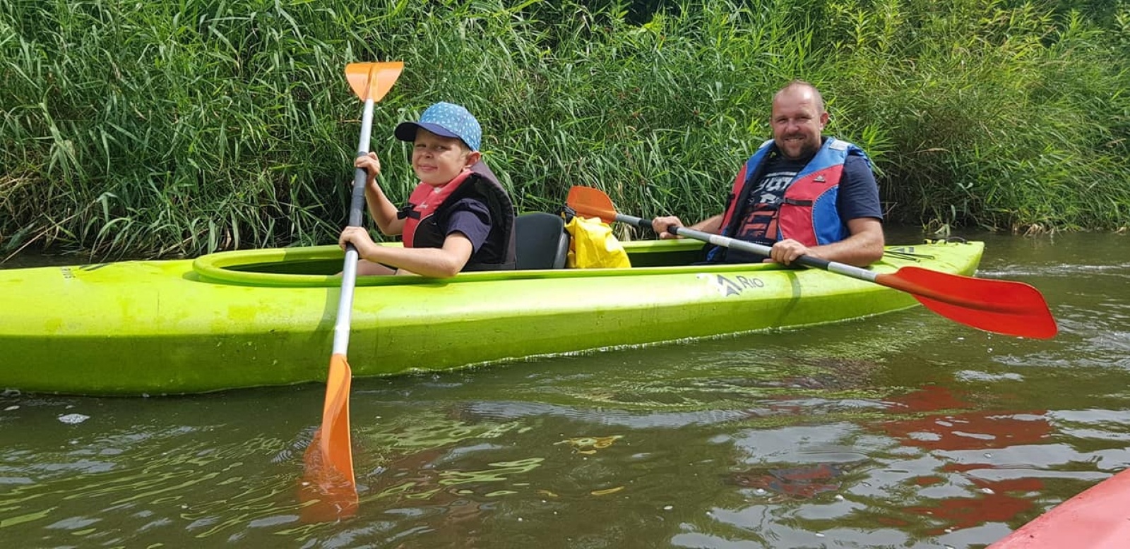 Zdjęcie w galerii na portalu naszwodzislaw.com: Zarażamy radością. Spływy kajakowe z Gminnym Ośrodkiem Sportu w Mszanie wiadomości z regionu