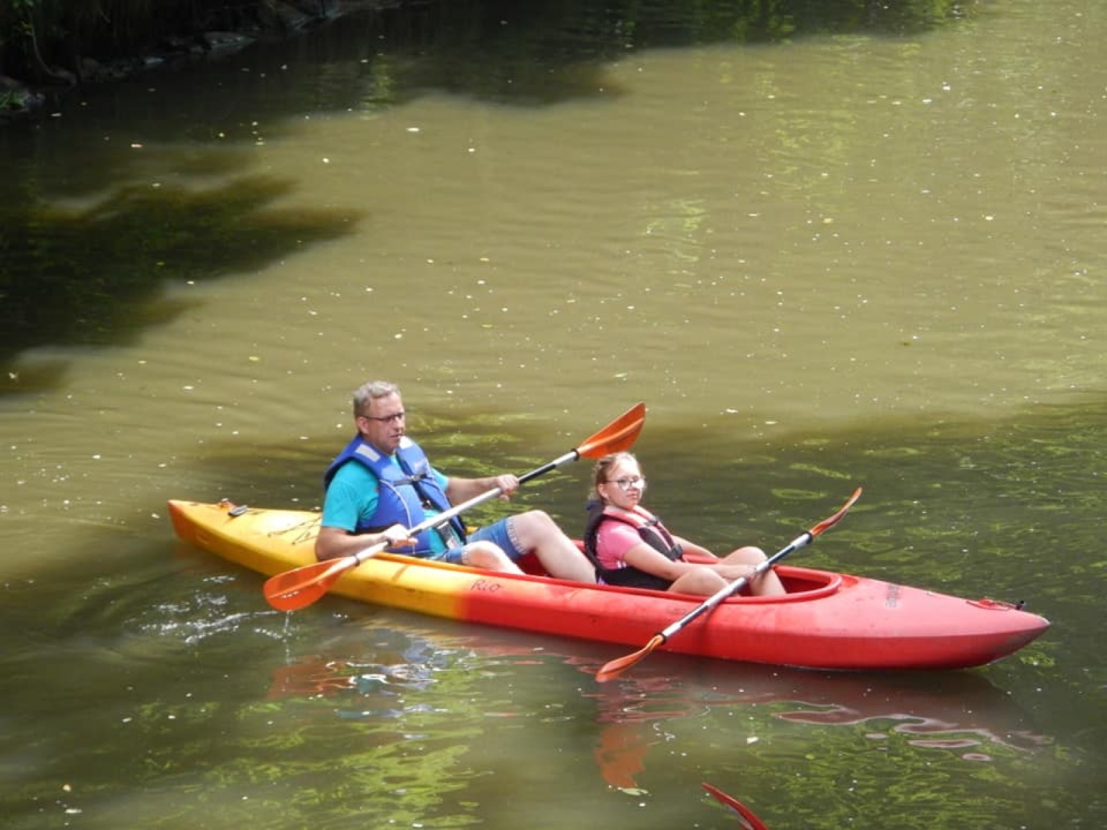 Zdjęcie w galerii na portalu naszwodzislaw.com: Zarażamy radością. Spływy kajakowe z Gminnym Ośrodkiem Sportu w Mszanie wiadomości z regionu