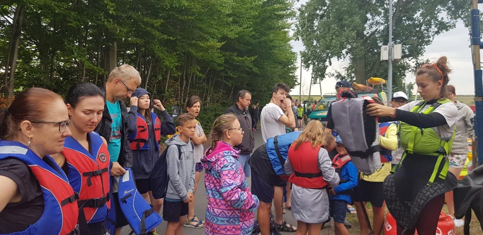 Zdjęcie w galerii na portalu naszwodzislaw.com: Zarażamy radością. Spływy kajakowe z Gminnym Ośrodkiem Sportu w Mszanie wiadomości z regionu