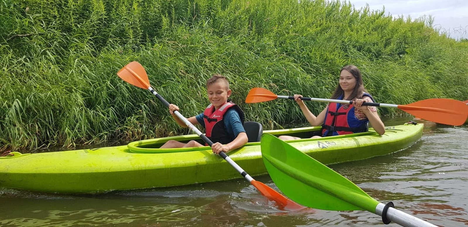 Zdjęcie w galerii na portalu naszwodzislaw.com: Zarażamy radością. Spływy kajakowe z Gminnym Ośrodkiem Sportu w Mszanie wiadomości z regionu