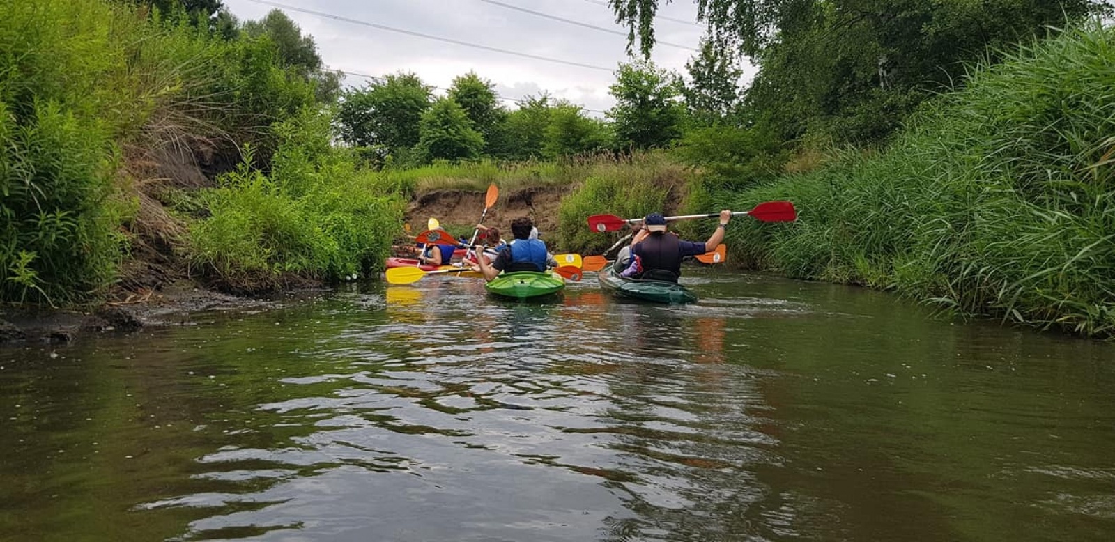 Zdjęcie w galerii na portalu naszwodzislaw.com: Zarażamy radością. Spływy kajakowe z Gminnym Ośrodkiem Sportu w Mszanie wiadomości z regionu