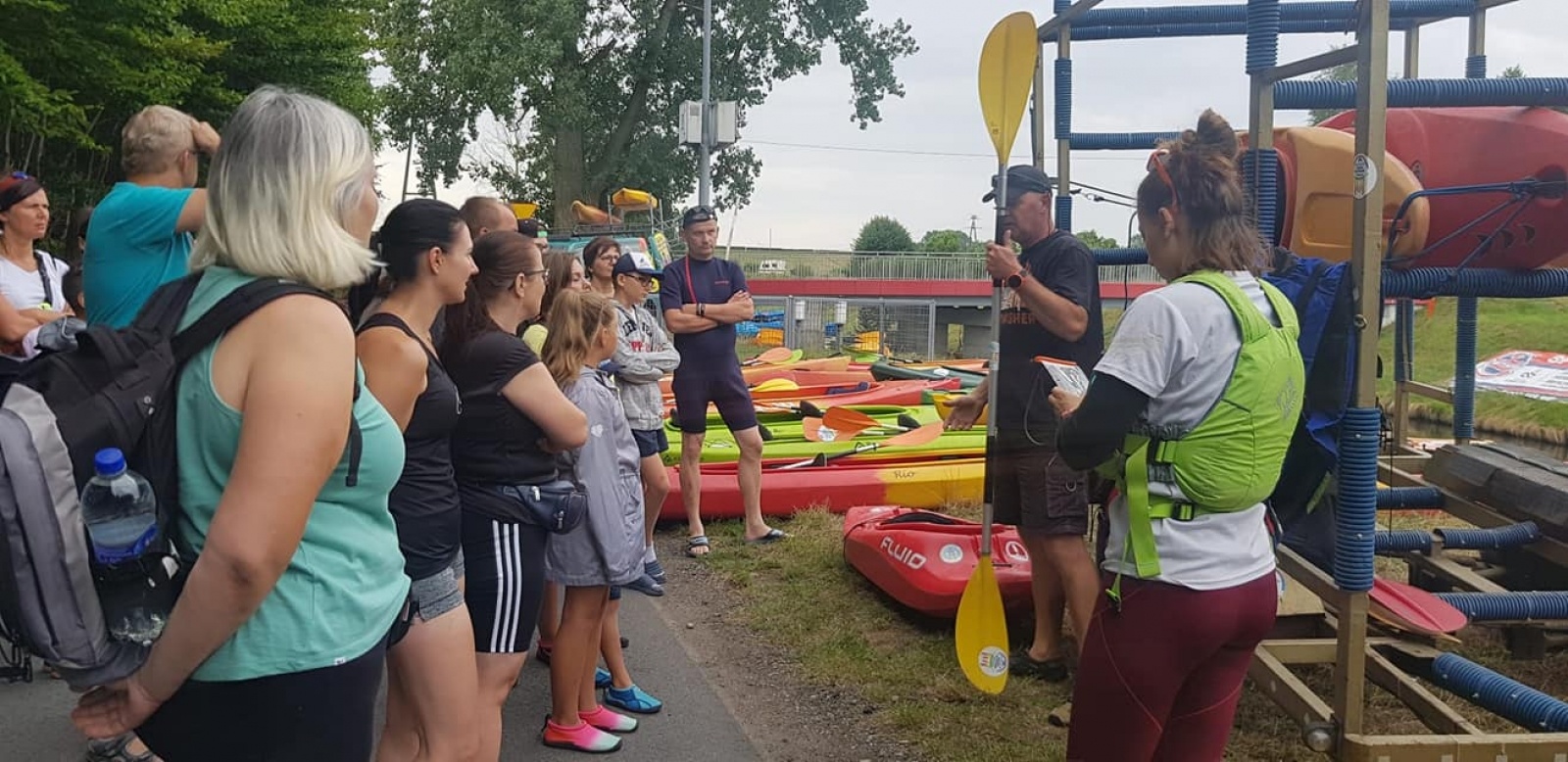 Zdjęcie w galerii na portalu naszwodzislaw.com: Zarażamy radością. Spływy kajakowe z Gminnym Ośrodkiem Sportu w Mszanie wiadomości z regionu