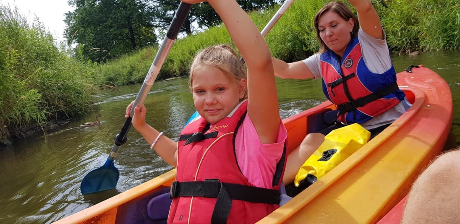 Zdjęcie w galerii na portalu naszwodzislaw.com: Zarażamy radością. Spływy kajakowe z Gminnym Ośrodkiem Sportu w Mszanie wiadomości z regionu