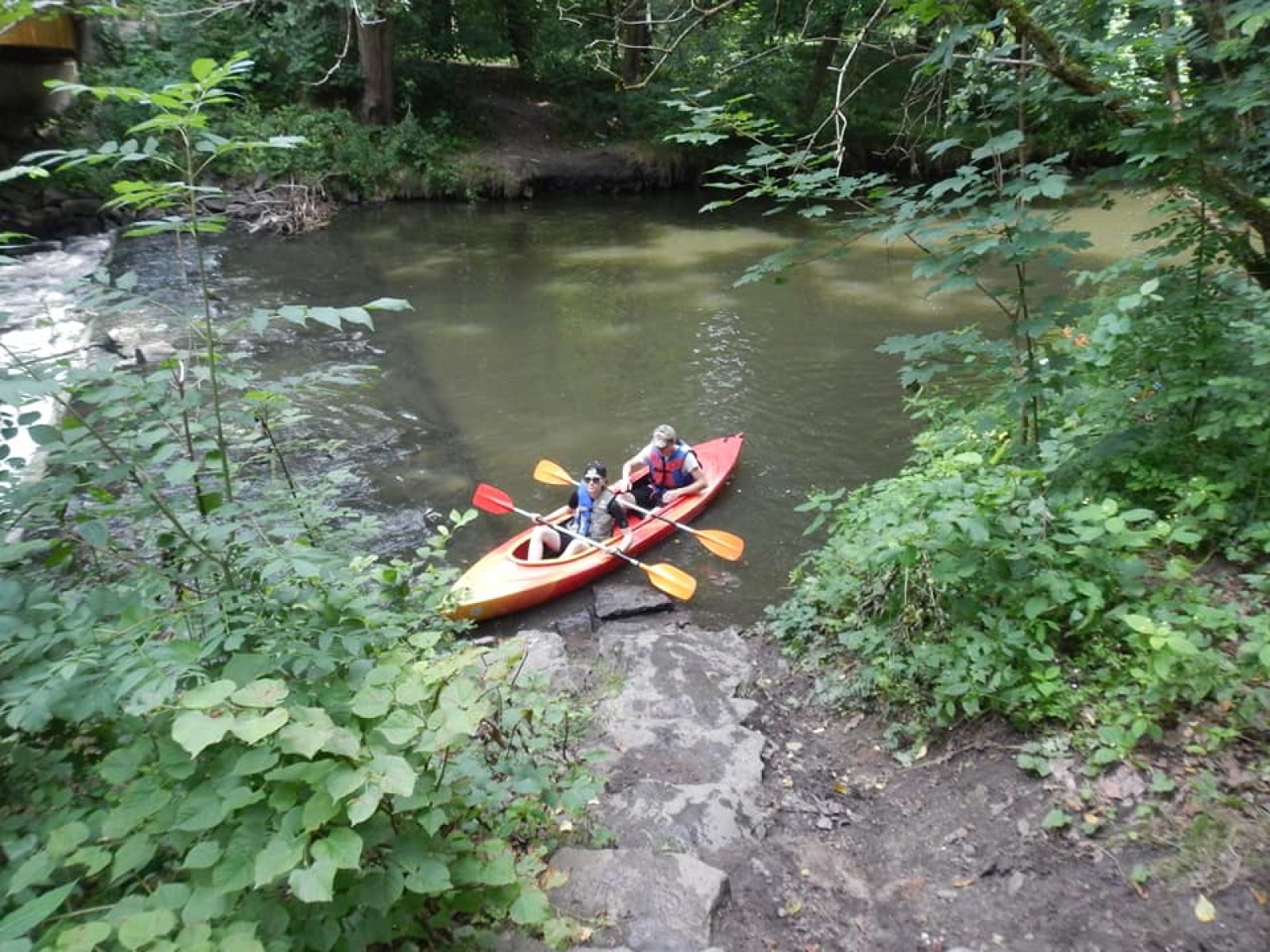 Zdjęcie w galerii na portalu naszwodzislaw.com: Zarażamy radością. Spływy kajakowe z Gminnym Ośrodkiem Sportu w Mszanie wiadomości z regionu