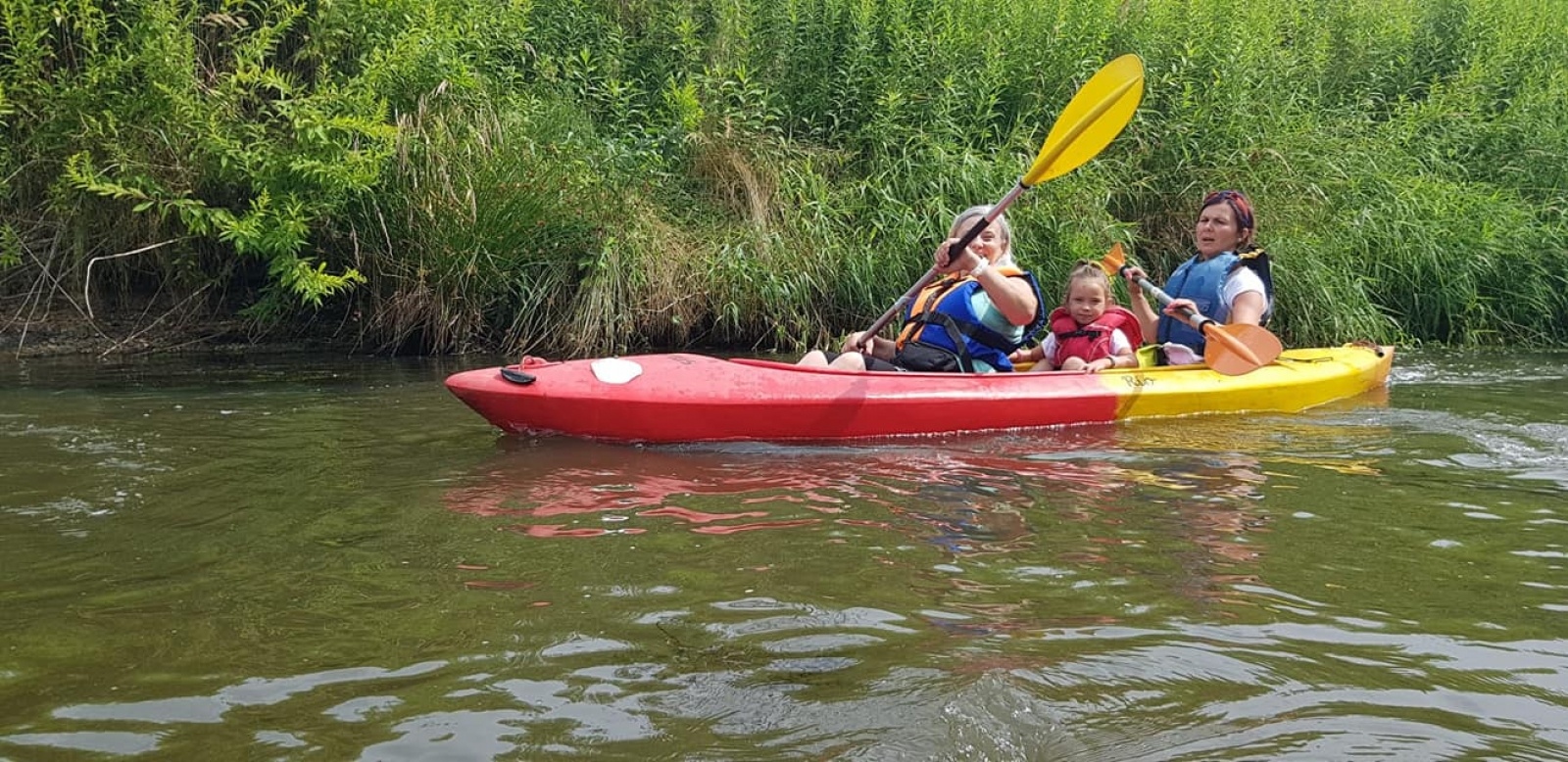 Zdjęcie w galerii na portalu naszwodzislaw.com: Zarażamy radością. Spływy kajakowe z Gminnym Ośrodkiem Sportu w Mszanie wiadomości z regionu