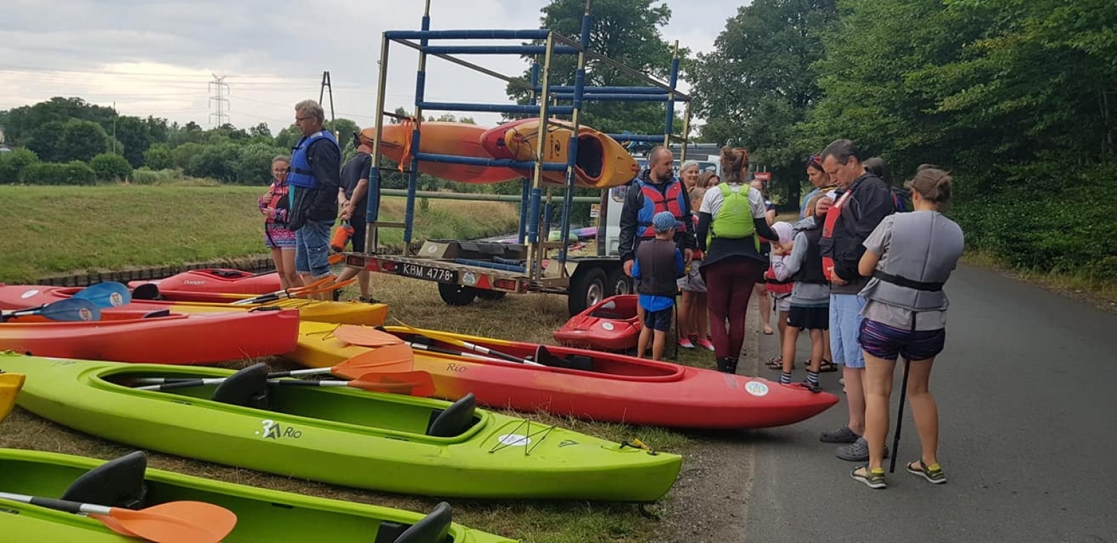 Zdjęcie w galerii na portalu naszwodzislaw.com: Zarażamy radością. Spływy kajakowe z Gminnym Ośrodkiem Sportu w Mszanie wiadomości z regionu