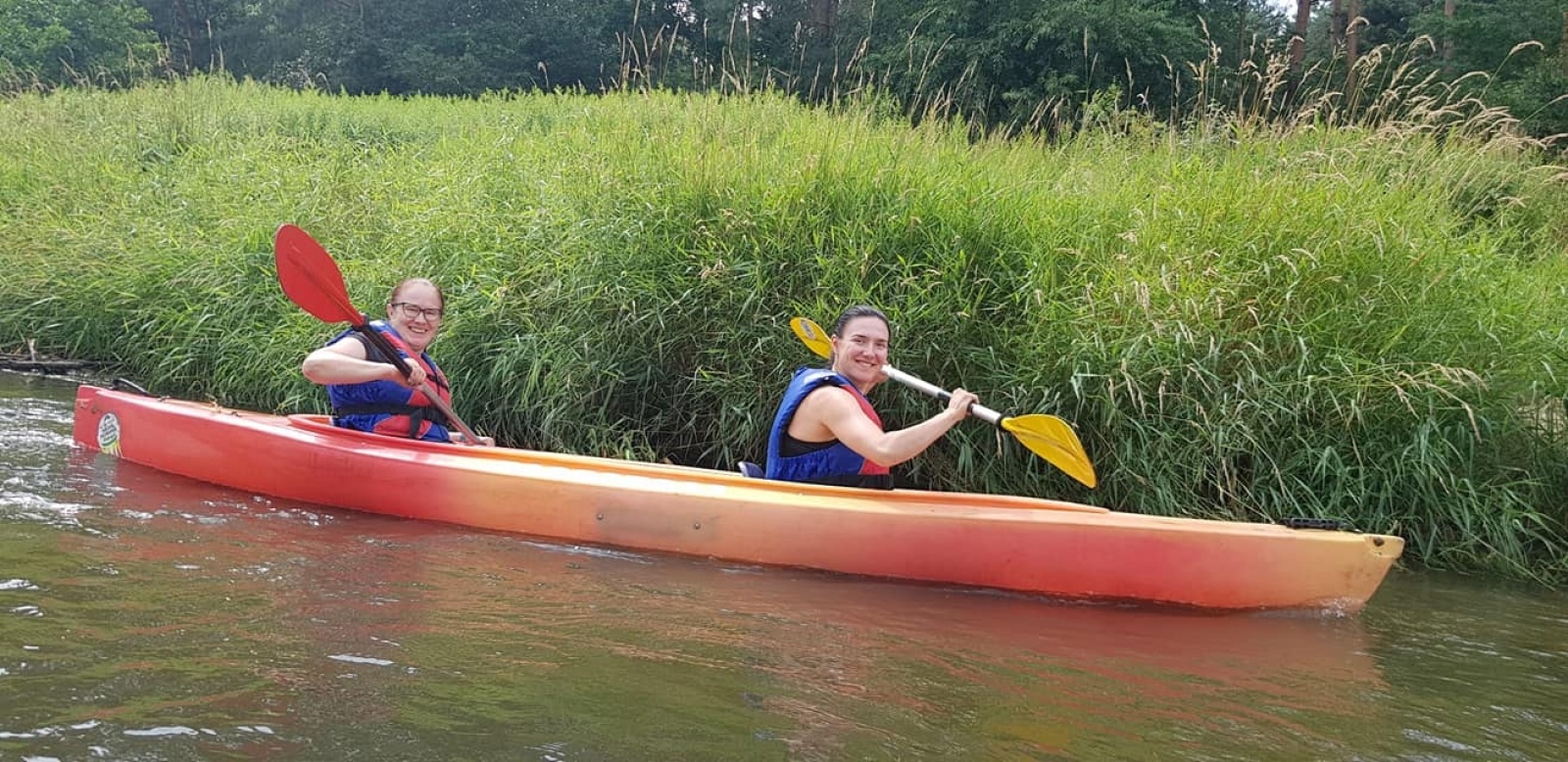 Zdjęcie w galerii na portalu naszwodzislaw.com: Zarażamy radością. Spływy kajakowe z Gminnym Ośrodkiem Sportu w Mszanie wiadomości z regionu