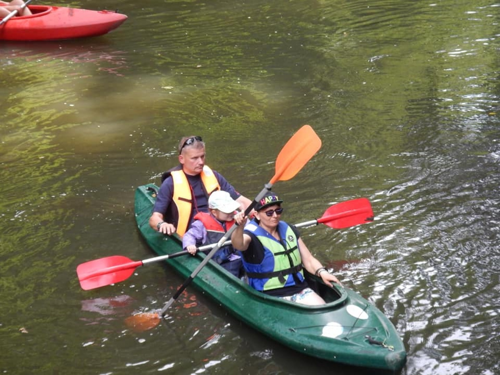 Zdjęcie w galerii na portalu naszwodzislaw.com: Zarażamy radością. Spływy kajakowe z Gminnym Ośrodkiem Sportu w Mszanie wiadomości z regionu