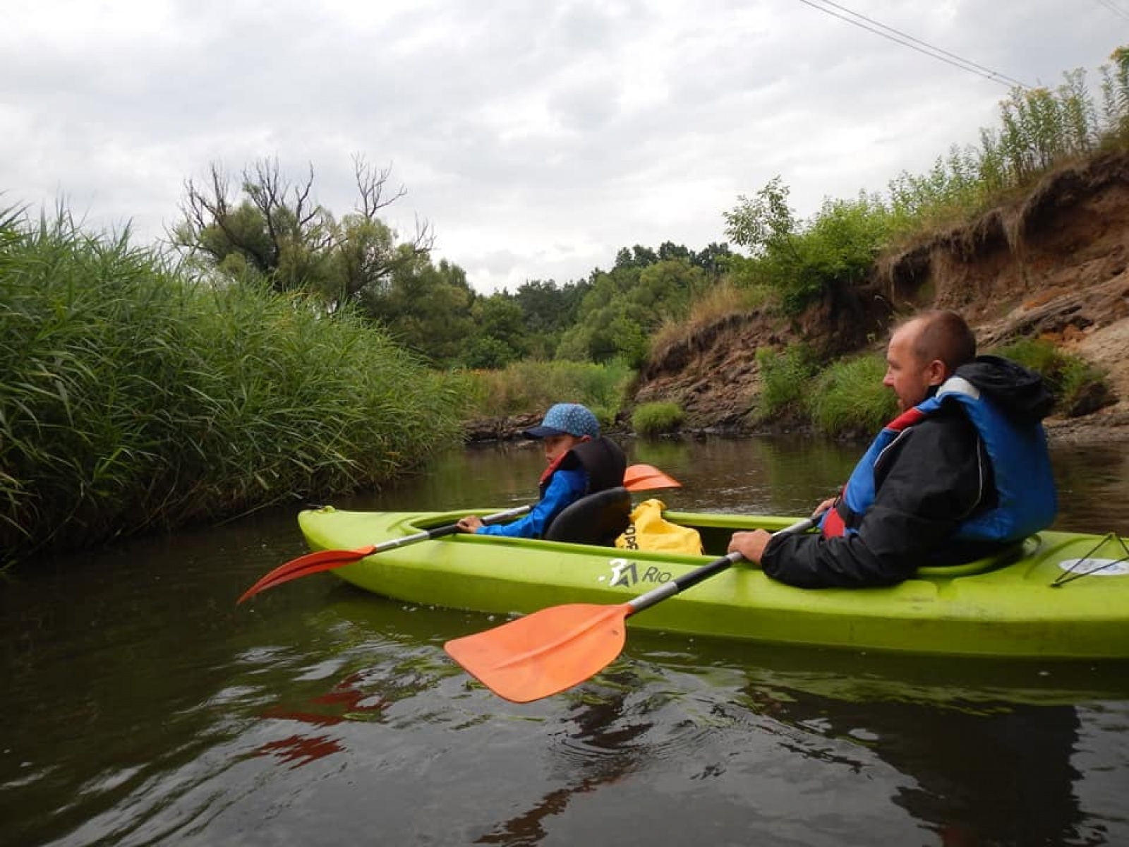 Zdjęcie w galerii na portalu naszwodzislaw.com: Zarażamy radością. Spływy kajakowe z Gminnym Ośrodkiem Sportu w Mszanie wiadomości z regionu