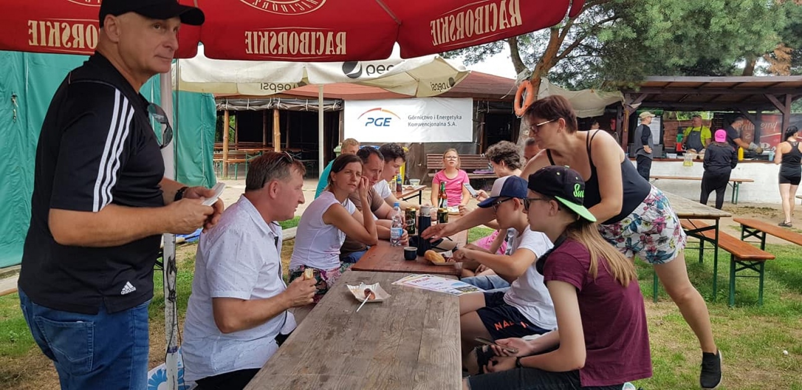 Zdjęcie w galerii na portalu naszwodzislaw.com: Zarażamy radością. Spływy kajakowe z Gminnym Ośrodkiem Sportu w Mszanie wiadomości z regionu