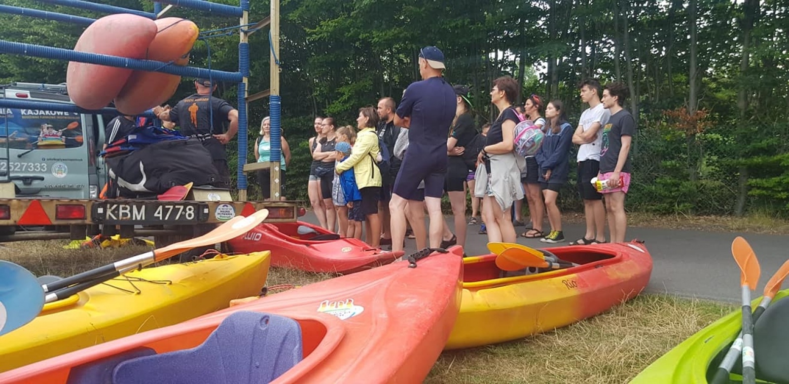Zdjęcie w galerii na portalu naszwodzislaw.com: Zarażamy radością. Spływy kajakowe z Gminnym Ośrodkiem Sportu w Mszanie wiadomości z regionu
